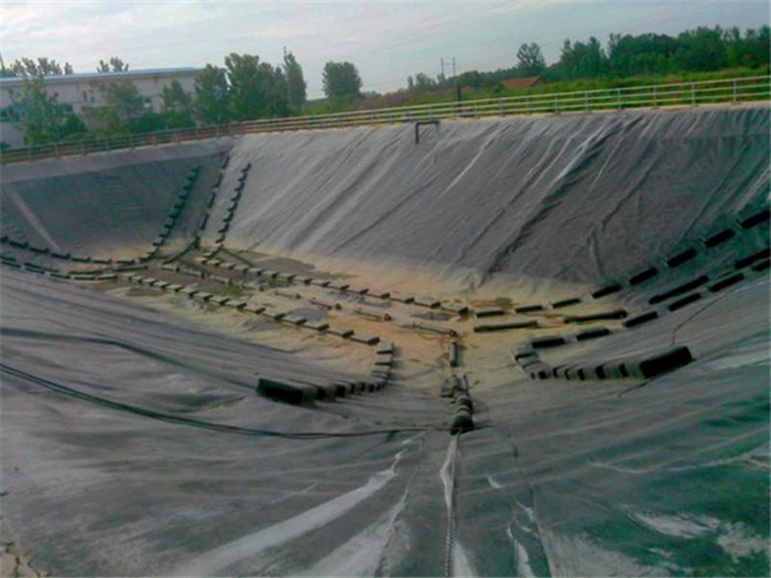 氧化塘鋪設(shè)土工膜