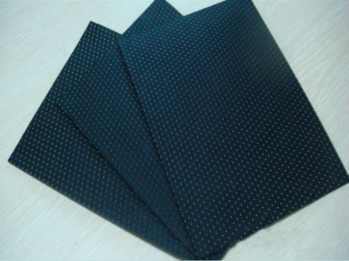 如何根據(jù)不同渠段的地質(zhì)情況和抗沖刷的要求選擇土工防滲膜？